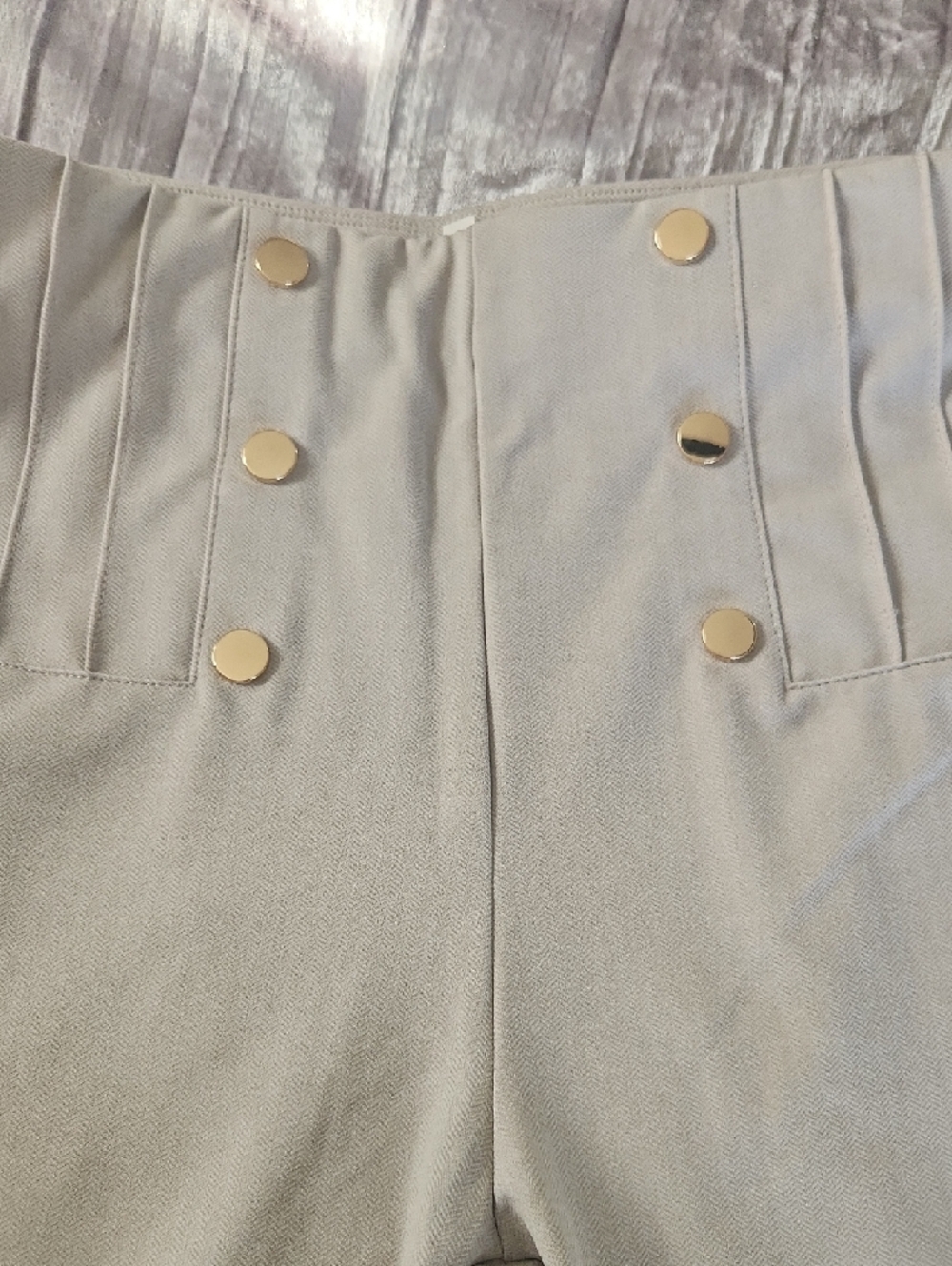 HALARA High-Waist Sailor Leggings in Light Beige with Gold Buttons - Picture 3 of 5